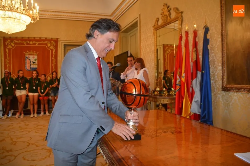 Foto 8 - El alcalde felicita a las selecciones masculina y femenina de baloncesto&nbsp;por sus medallas&nbsp;  