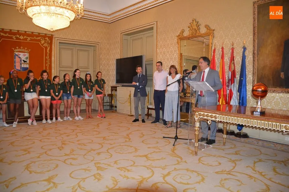 Foto 6 - El alcalde felicita a las selecciones masculina y femenina de baloncesto&nbsp;por sus medallas&nbsp;  