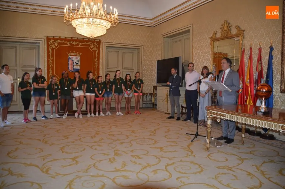 Foto 5 - El alcalde felicita a las selecciones masculina y femenina de baloncesto&nbsp;por sus medallas&nbsp;  