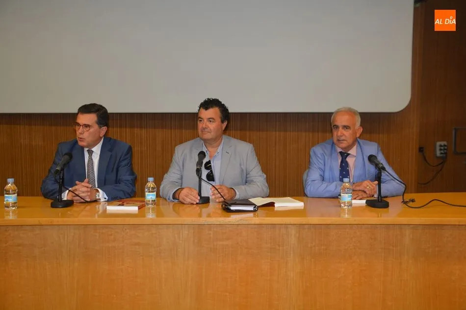 Foto 8 - Paco Ca&ntilde;amero ofrece una amena charla a los alumnos de la Escuela de Tauromaquia