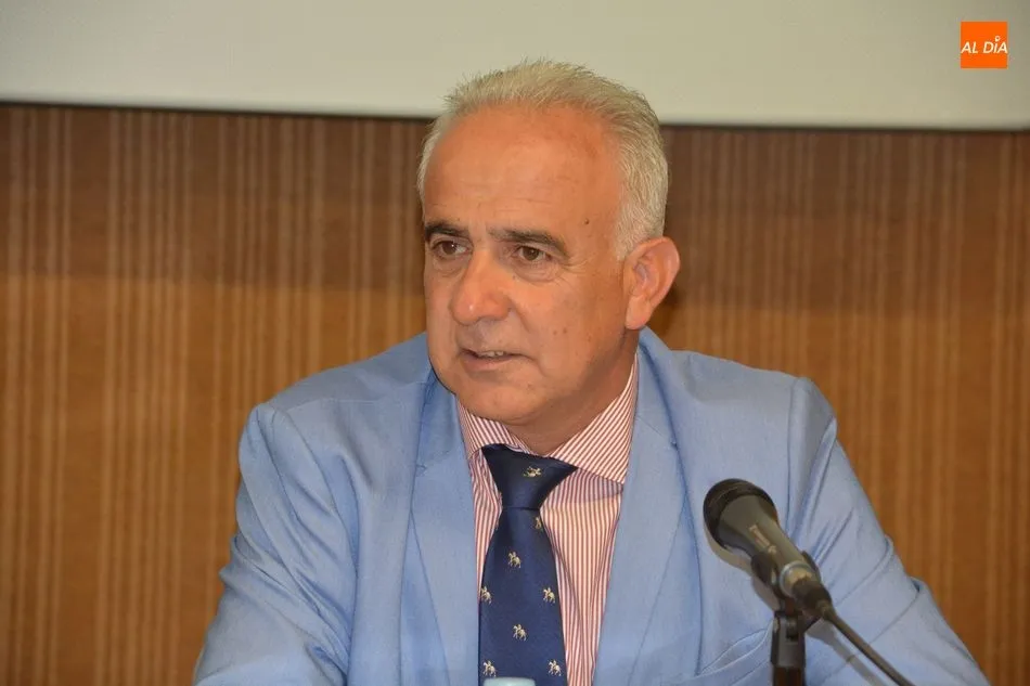 Foto 5 - Paco Ca&ntilde;amero ofrece una amena charla a los alumnos de la Escuela de Tauromaquia
