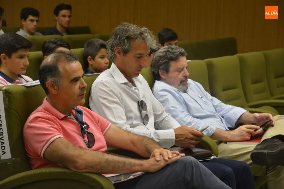 Foto 4 - Paco Ca&ntilde;amero ofrece una amena charla a los alumnos de la Escuela de Tauromaquia