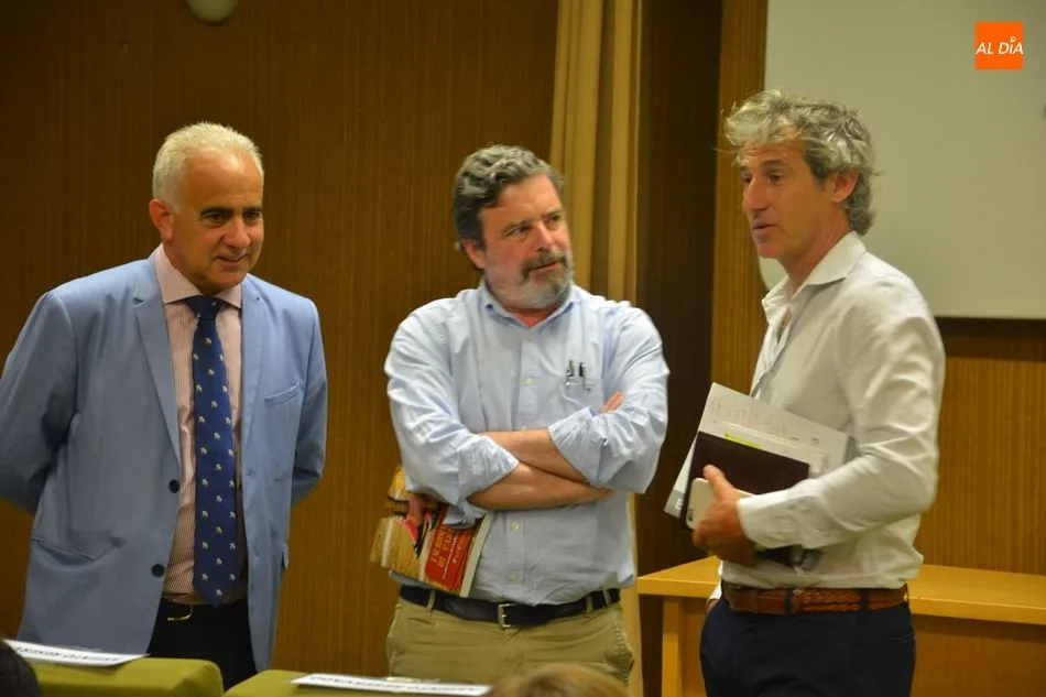 Foto 2 - Paco Ca&ntilde;amero ofrece una amena charla a los alumnos de la Escuela de Tauromaquia