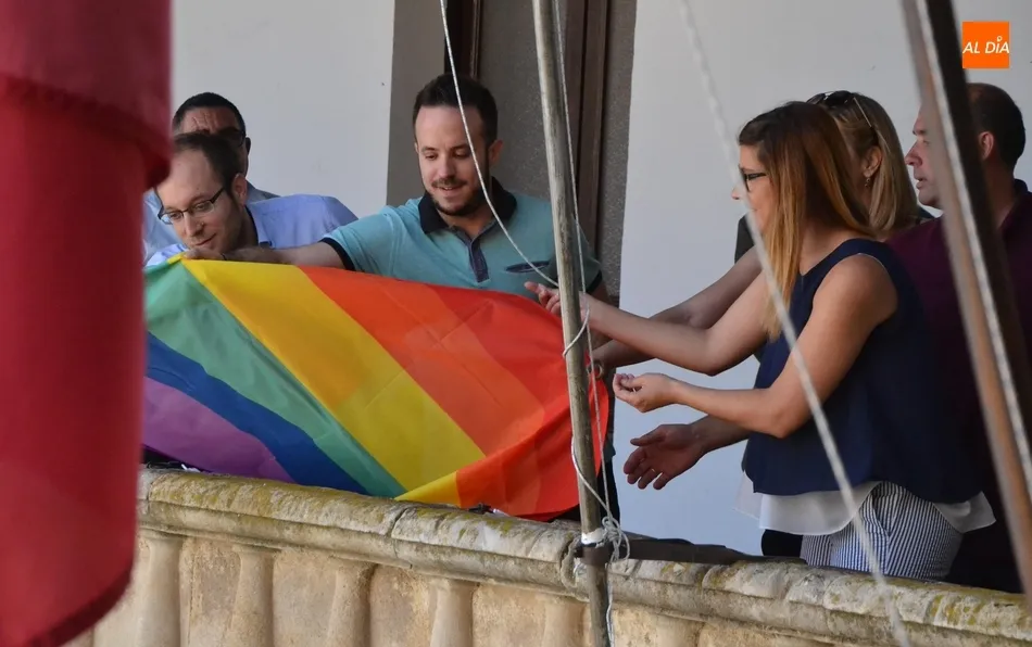 Foto 3 - Desplegada la bandera arco&iacute;ris en la balconada de la Casa Consistorial  
