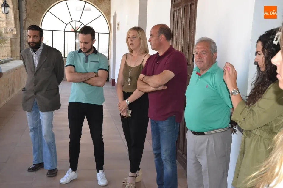 Foto 4 - Desplegada la bandera arco&iacute;ris en la balconada de la Casa Consistorial  