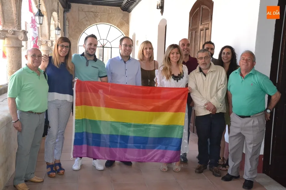 Foto 7 - Desplegada la bandera arco&iacute;ris en la balconada de la Casa Consistorial  