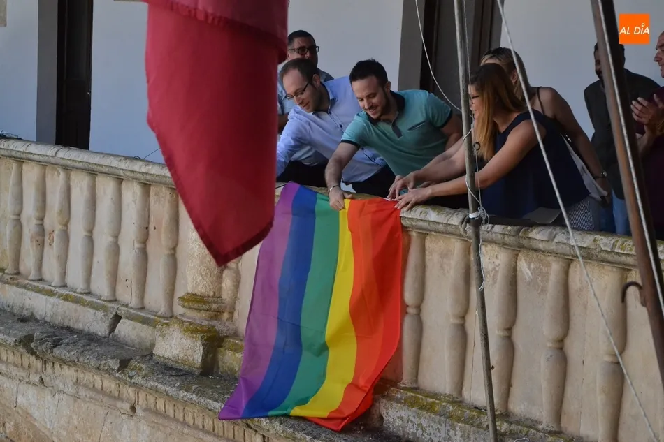 Foto 2 - Desplegada la bandera arco&iacute;ris en la balconada de la Casa Consistorial  
