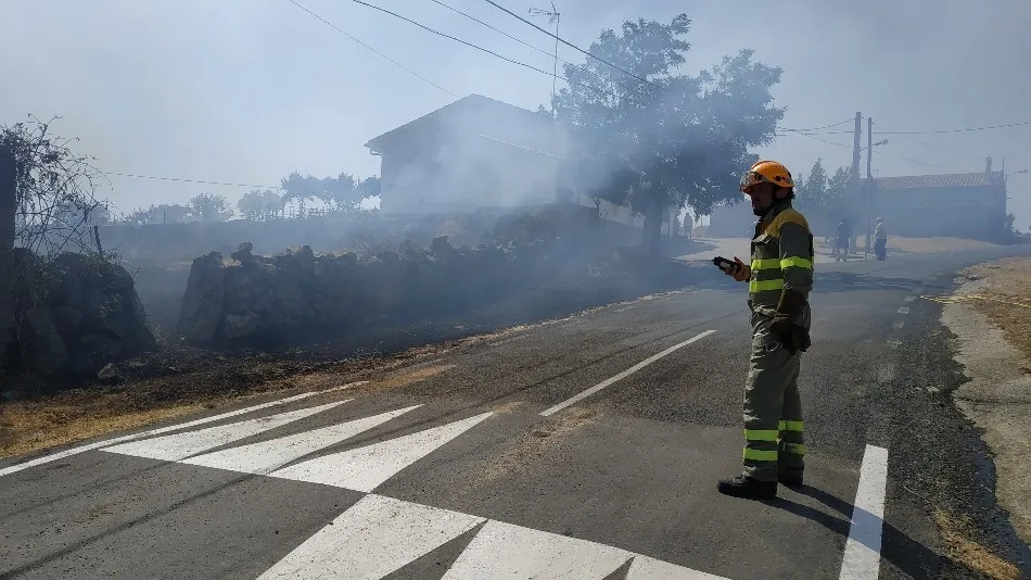 Foto 8 - Los bomberos controlan un incendio en pleno centro de Navamorales