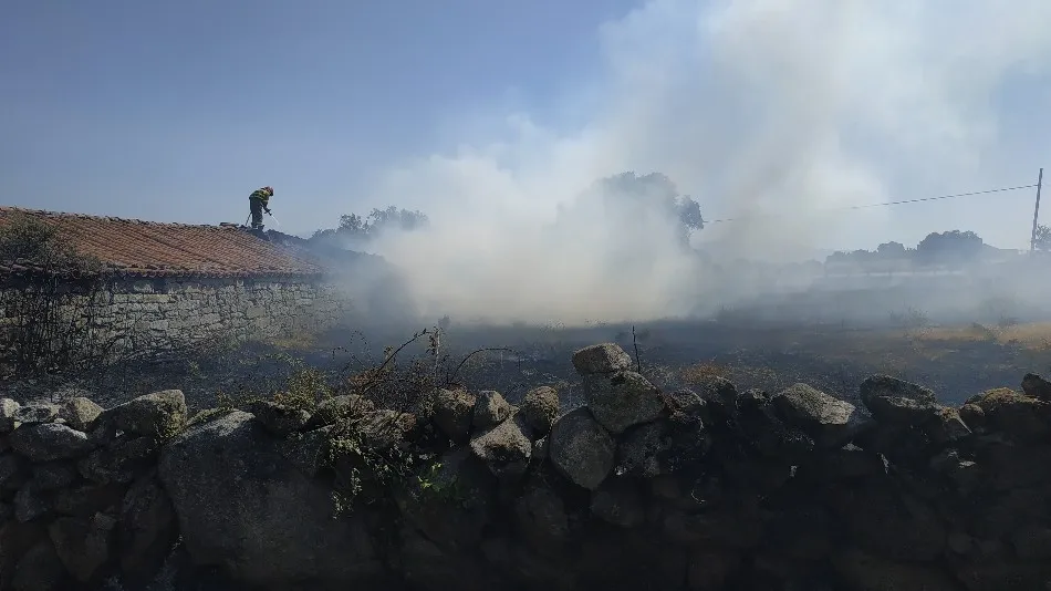 Foto 7 - Los bomberos controlan un incendio en pleno centro de Navamorales