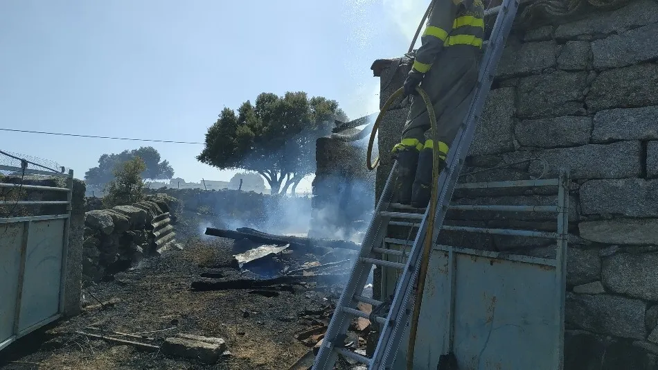 Foto 6 - Los bomberos controlan un incendio en pleno centro de Navamorales