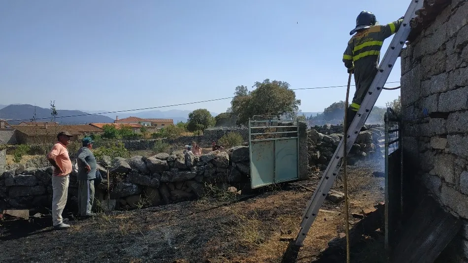Foto 5 - Los bomberos controlan un incendio en pleno centro de Navamorales