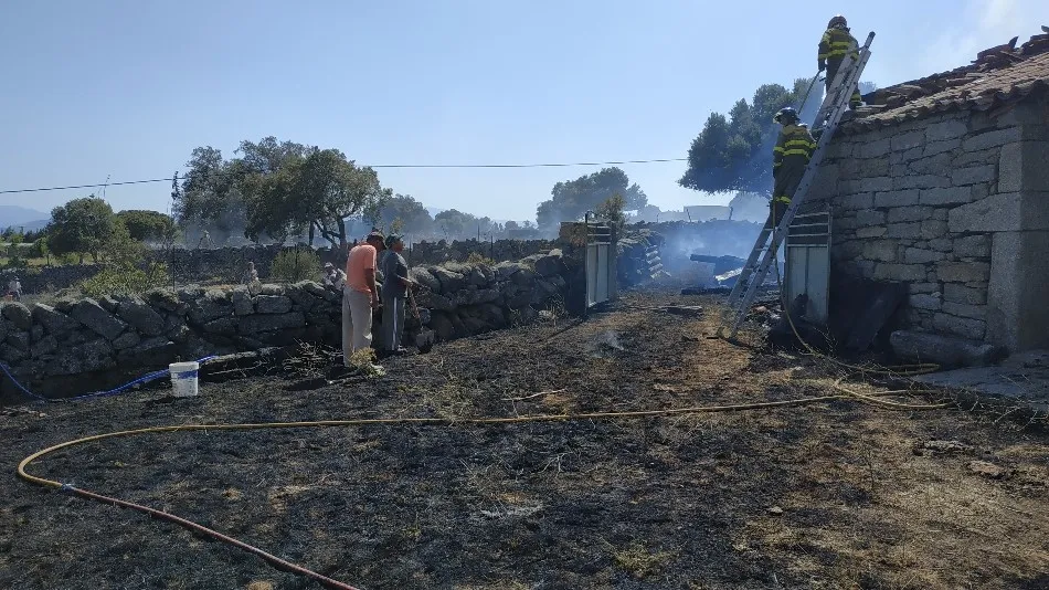 Foto 4 - Los bomberos controlan un incendio en pleno centro de Navamorales