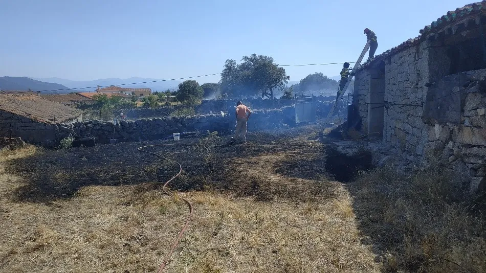 Foto 3 - Los bomberos controlan un incendio en pleno centro de Navamorales