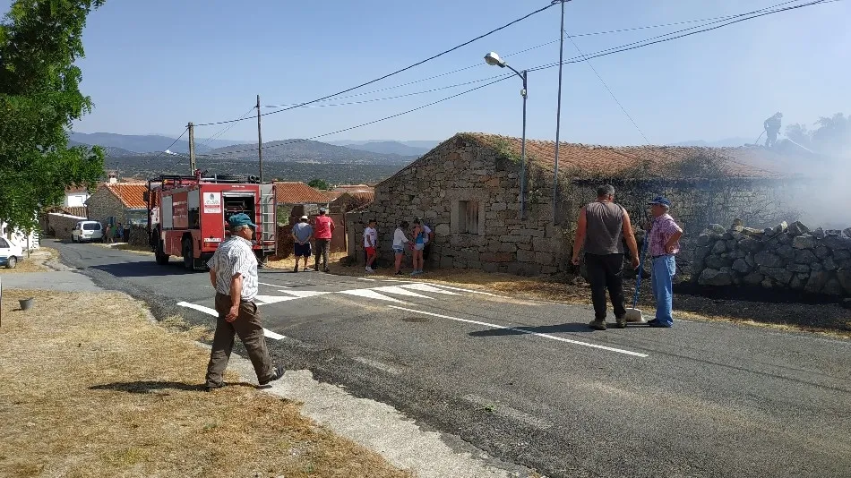 Foto 2 - Los bomberos controlan un incendio en pleno centro de Navamorales