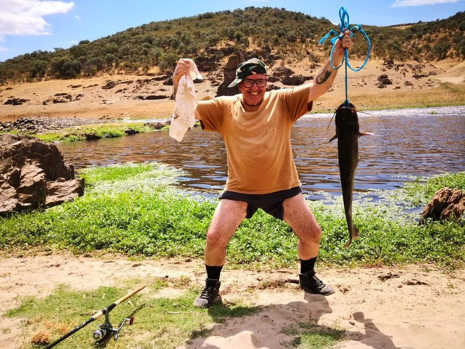 Foto 4 - Los pescadores de Alba mitigan el calor con siluros en el Alag&oacute;n  