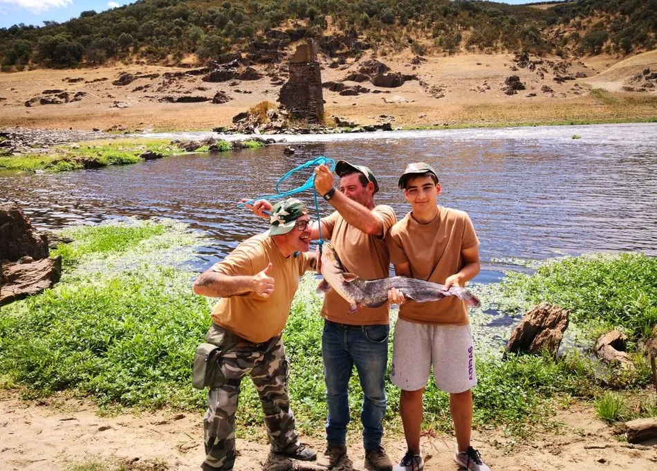 Foto 3 - Los pescadores de Alba mitigan el calor con siluros en el Alag&oacute;n  
