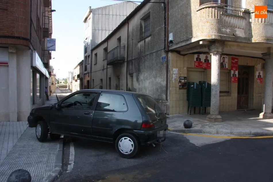 Foto 5 - Un veh&iacute;culo impacta contra al menos cuatro coches aparcados en el centro de Vitigudino  