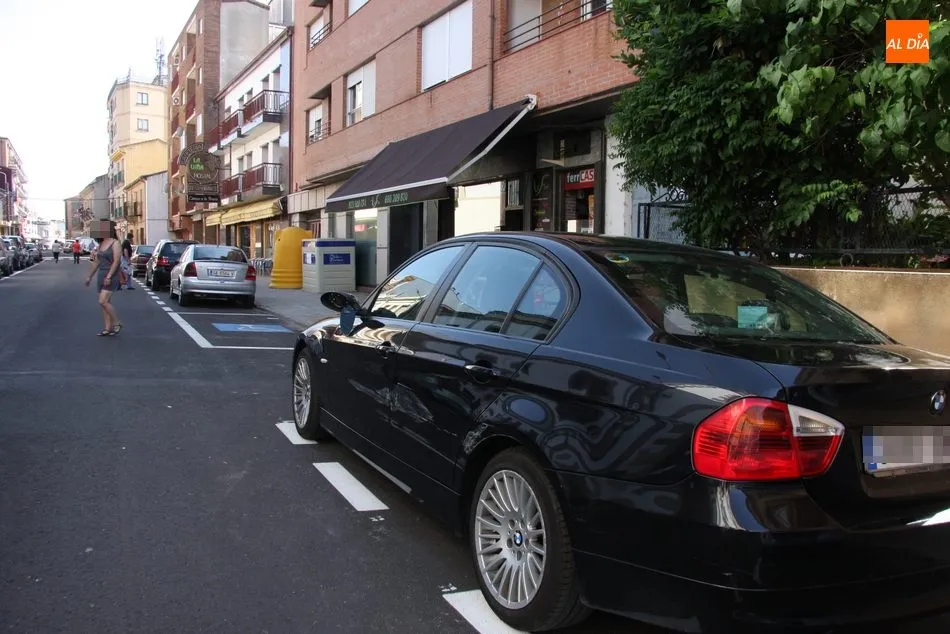 Foto 4 - Un veh&iacute;culo impacta contra al menos cuatro coches aparcados en el centro de Vitigudino  