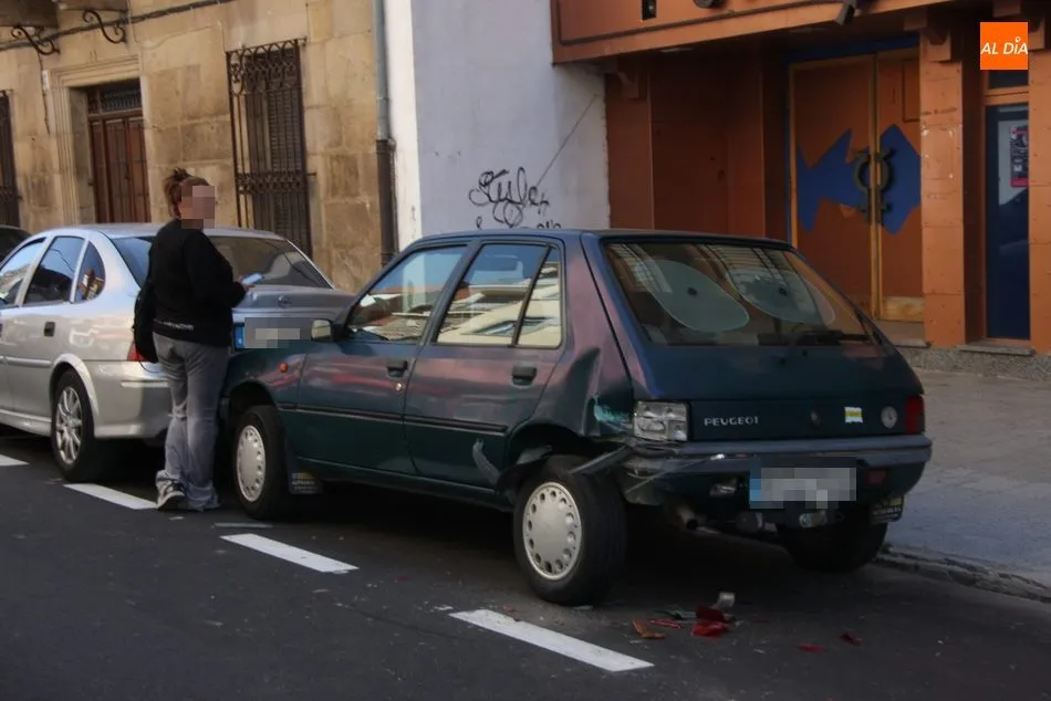 Foto 3 - Un veh&iacute;culo impacta contra al menos cuatro coches aparcados en el centro de Vitigudino  