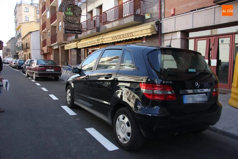 Foto 2 - Un veh&iacute;culo impacta contra al menos cuatro coches aparcados en el centro de Vitigudino  