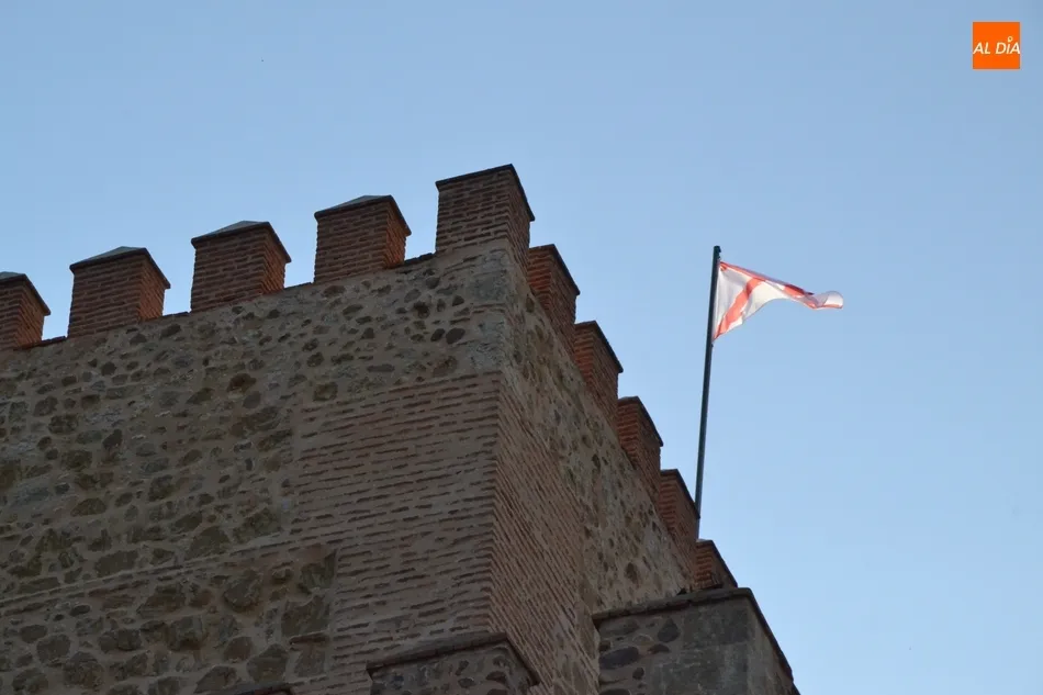 Foto 9 - Los Tercios izan la bandera de la Cruz de Borgo&ntilde;a en lo alto del Parador  