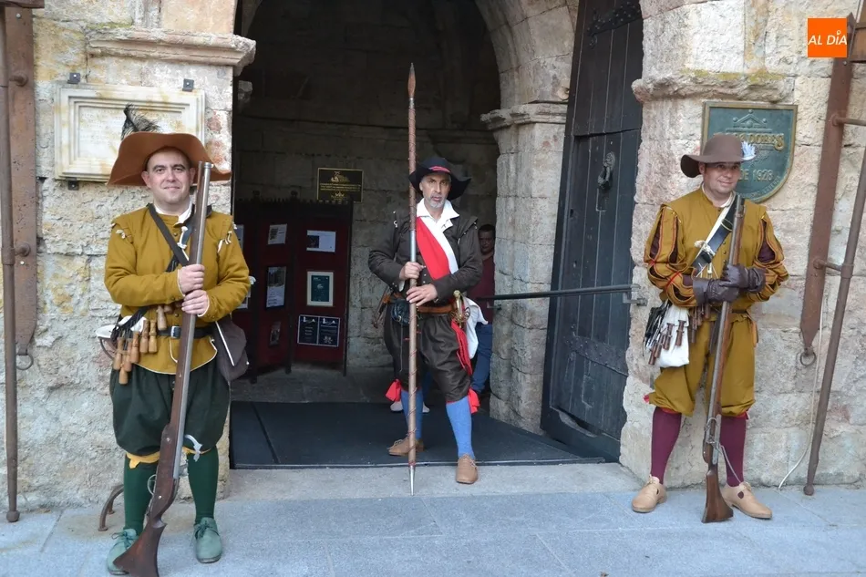 Foto 10 - Los Tercios izan la bandera de la Cruz de Borgo&ntilde;a en lo alto del Parador  