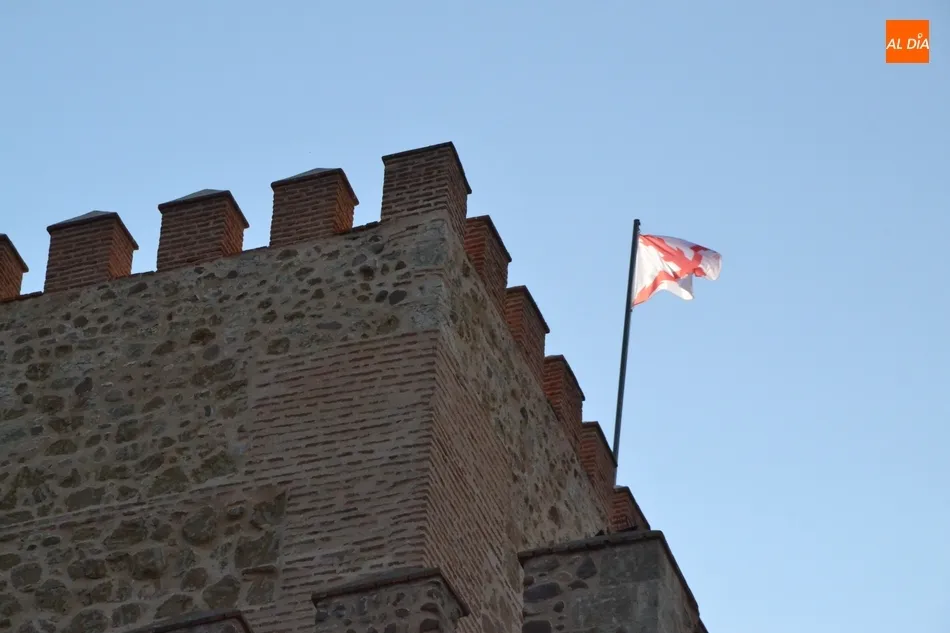 Foto 8 - Los Tercios izan la bandera de la Cruz de Borgo&ntilde;a en lo alto del Parador  