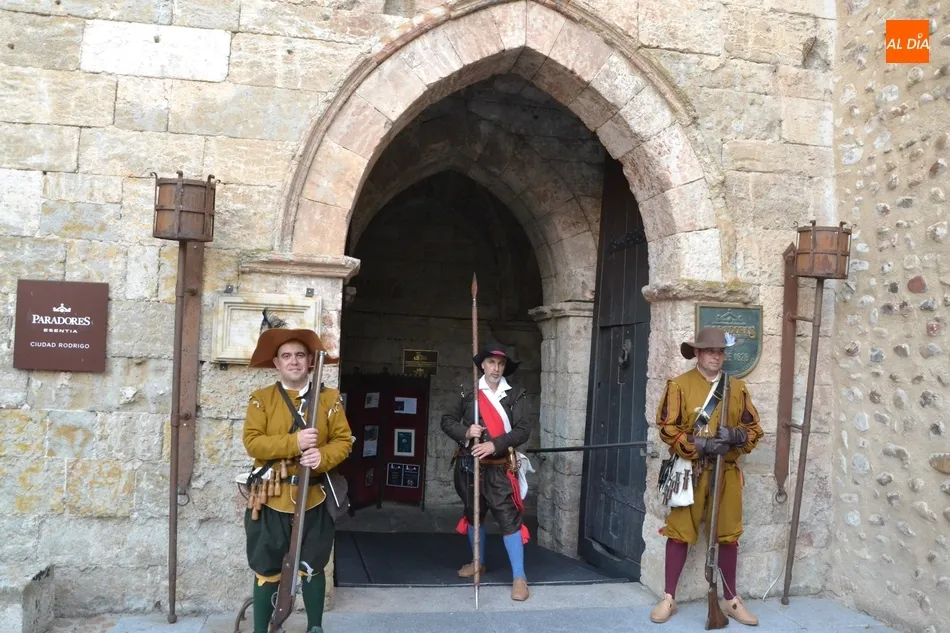 Foto 11 - Los Tercios izan la bandera de la Cruz de Borgo&ntilde;a en lo alto del Parador  