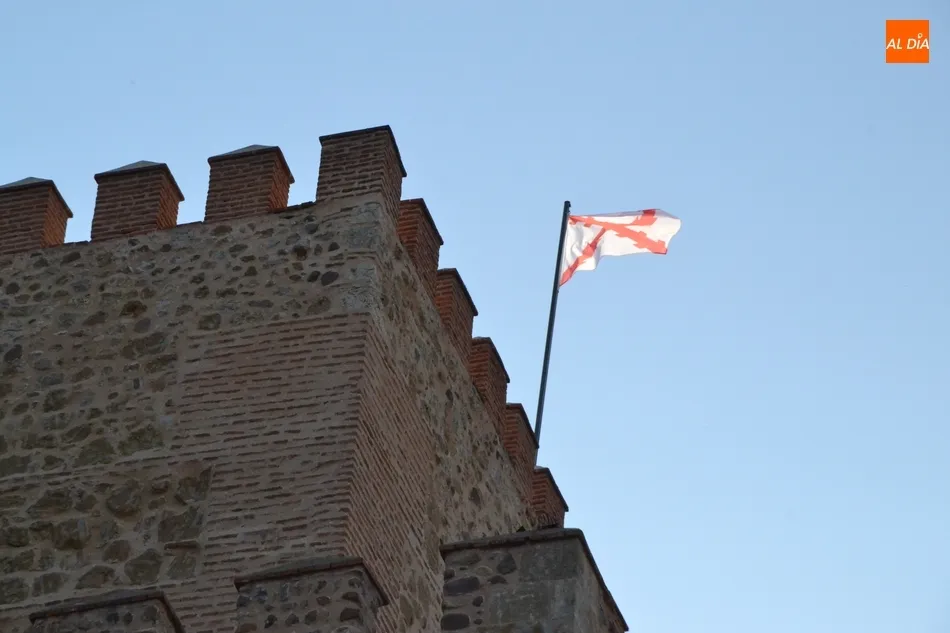 Foto 7 - Los Tercios izan la bandera de la Cruz de Borgo&ntilde;a en lo alto del Parador  