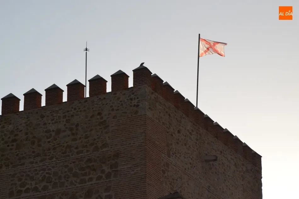 Foto 6 - Los Tercios izan la bandera de la Cruz de Borgo&ntilde;a en lo alto del Parador  