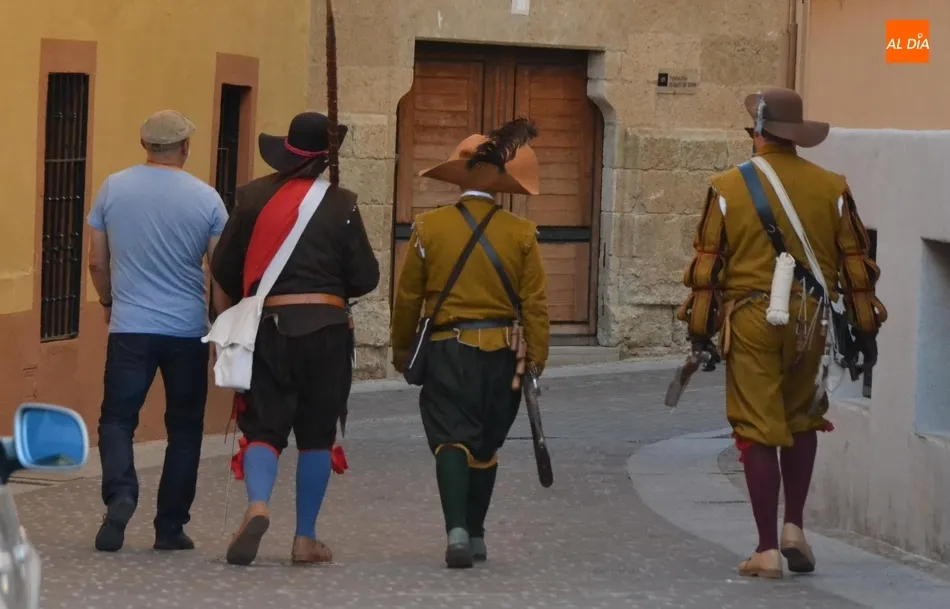 Foto 5 - Los Tercios izan la bandera de la Cruz de Borgo&ntilde;a en lo alto del Parador  
