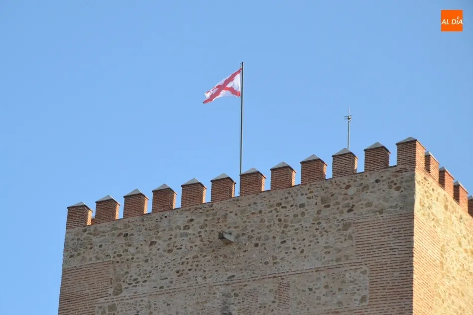 Foto 2 - Los Tercios izan la bandera de la Cruz de Borgo&ntilde;a en lo alto del Parador  
