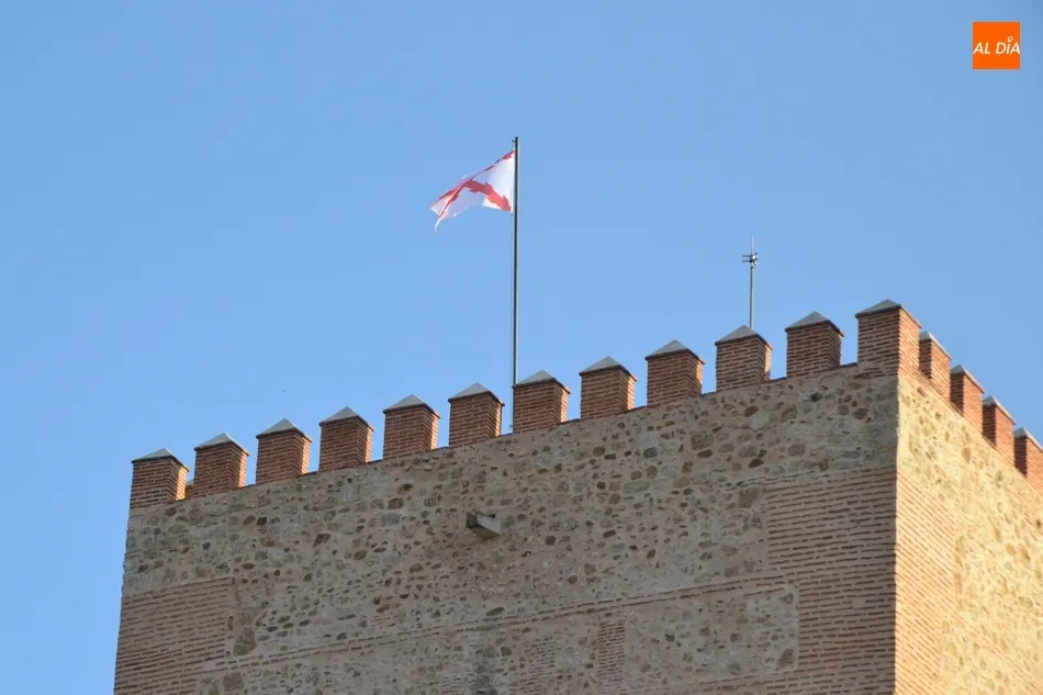 Foto 3 - Los Tercios izan la bandera de la Cruz de Borgo&ntilde;a en lo alto del Parador  