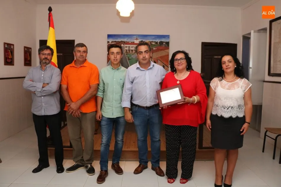 El alcalde, Javier de Castro, le hacia entrega de una placa a la pregonera de las fiestas, María Consuelo Sánchez  / CORRAL