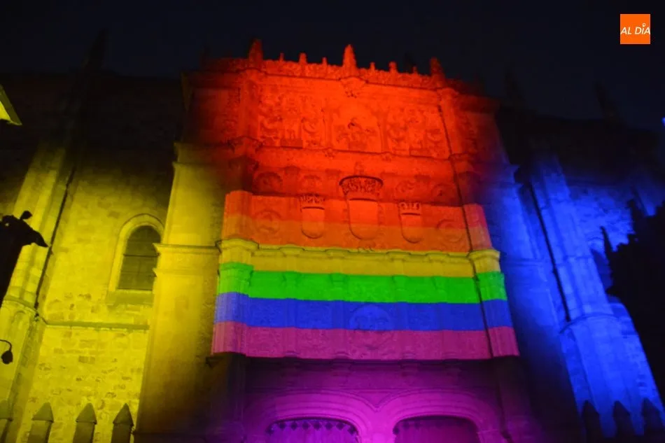 Foto 3 - La fachada de la Universidad de Salamanca se ilumina con la bandera arco&iacute;ris