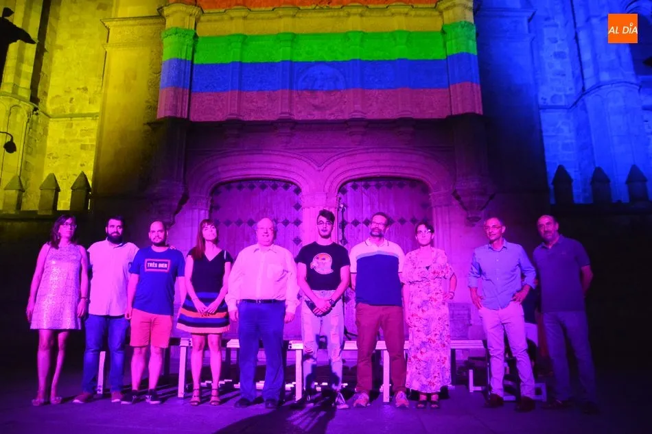 Foto 2 - La fachada de la Universidad de Salamanca se ilumina con la bandera arco&iacute;ris