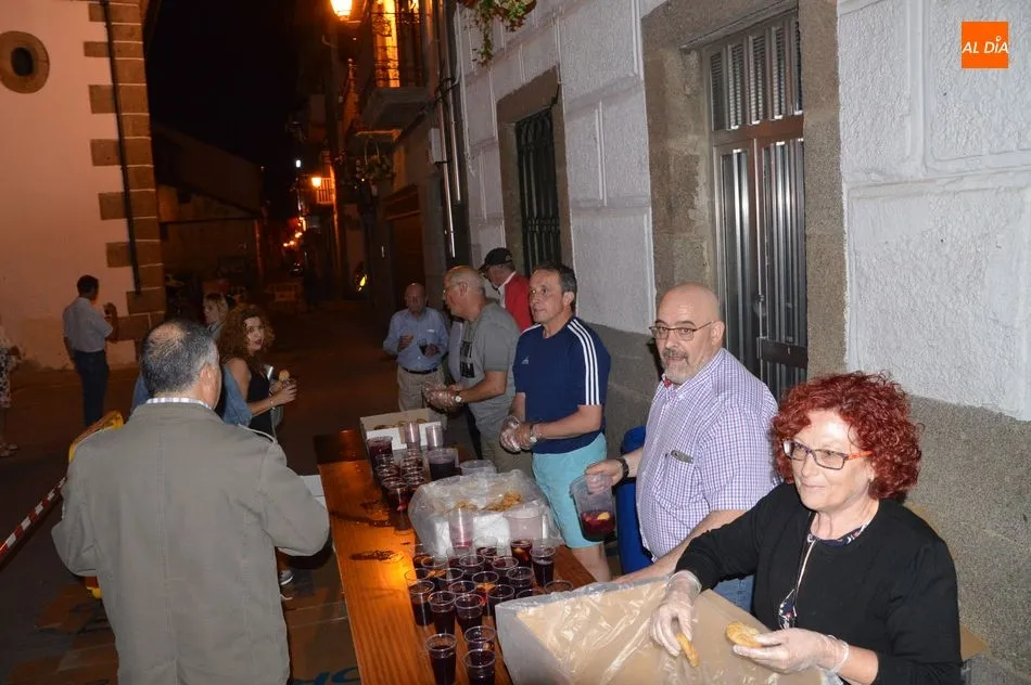 Foto 3 - Sentido homenaje a Proye Benito de sus vecinos en la Noche de San Juan
