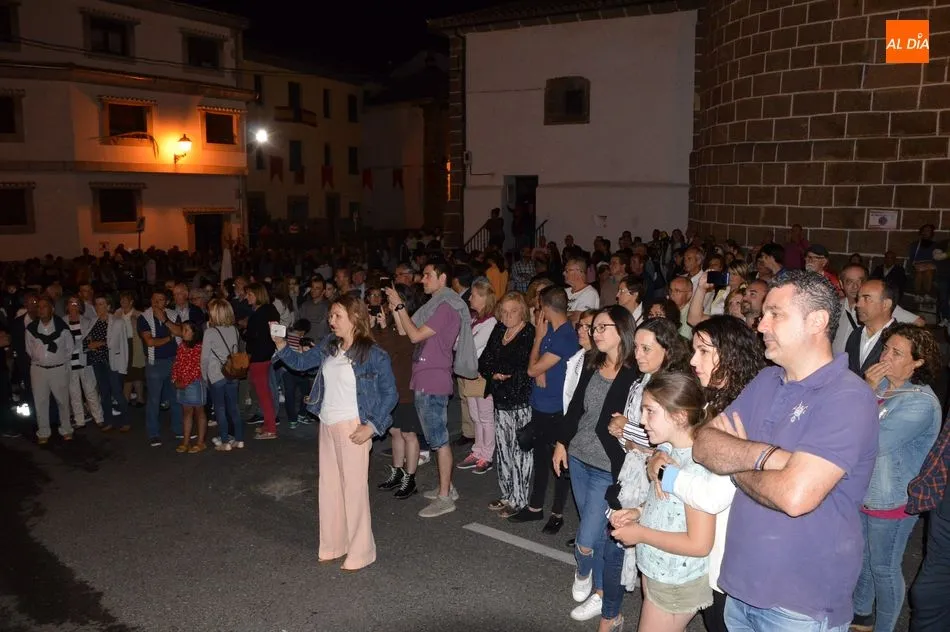 Foto 2 - Sentido homenaje a Proye Benito de sus vecinos en la Noche de San Juan