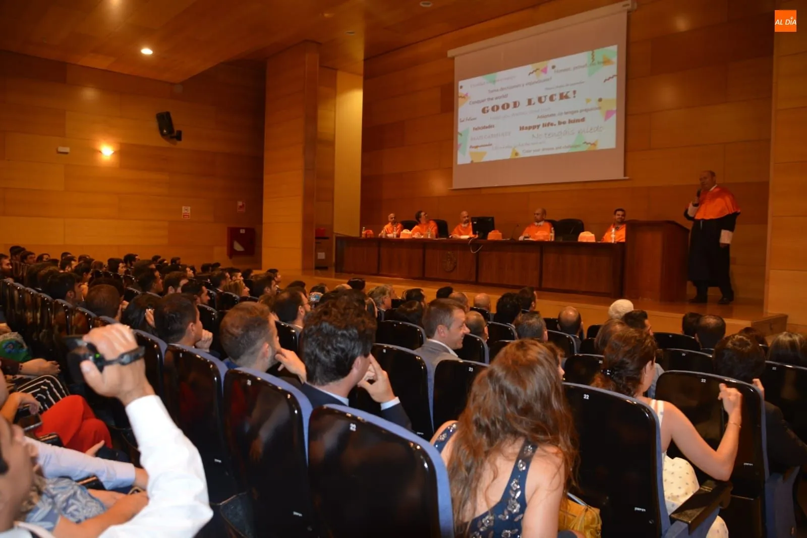 Foto 2 - 114 alumnos se graduan en el IME Business School