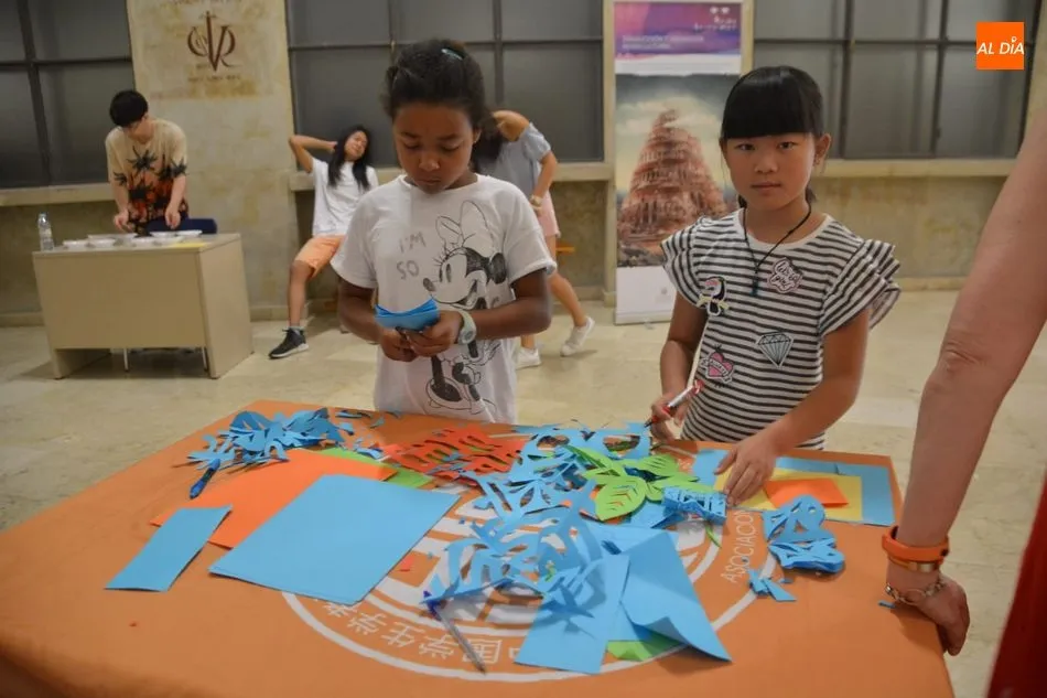 Dos niños chinos / Lydia González