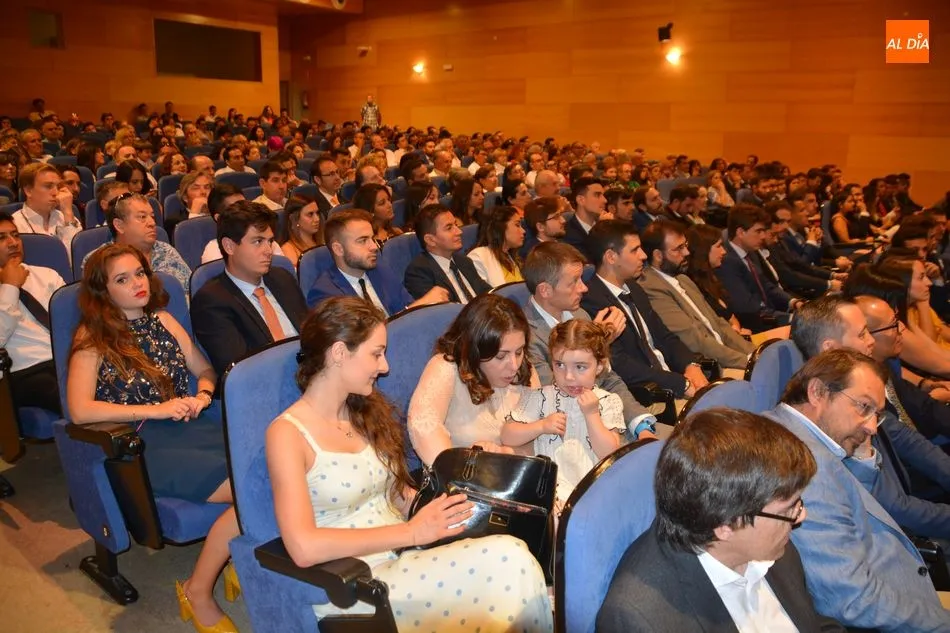 Foto 11 - 114 alumnos se graduan en el IME Business School