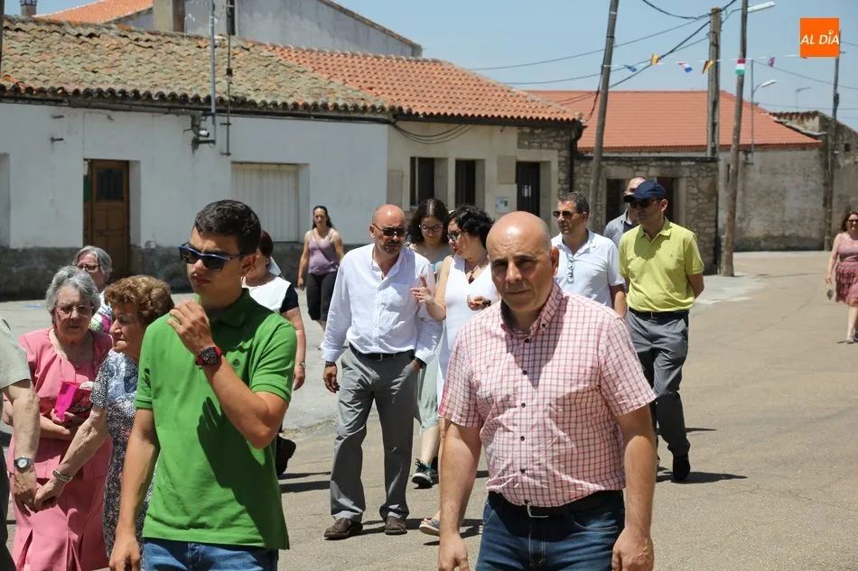 Foto 8 - San Pedro recorre las calles de Villar de Peralonso arropado por los vecinos  