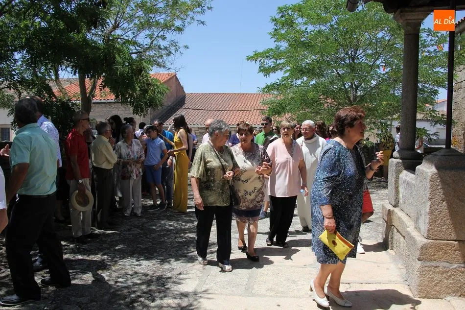 Foto 2 - San Pedro recorre las calles de Villar de Peralonso arropado por los vecinos  
