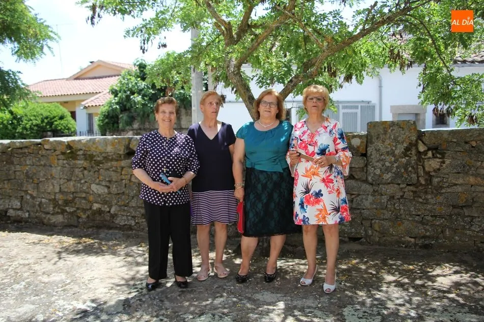 Foto 6 - San Pedro recorre las calles de Villar de Peralonso arropado por los vecinos  