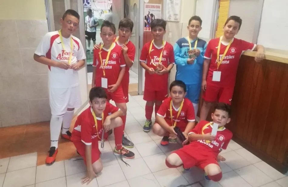 Foto 3 - El III Benjam&iacute;n A se mete en las semis de la IV International Futsal Cup Valle de Laciana  