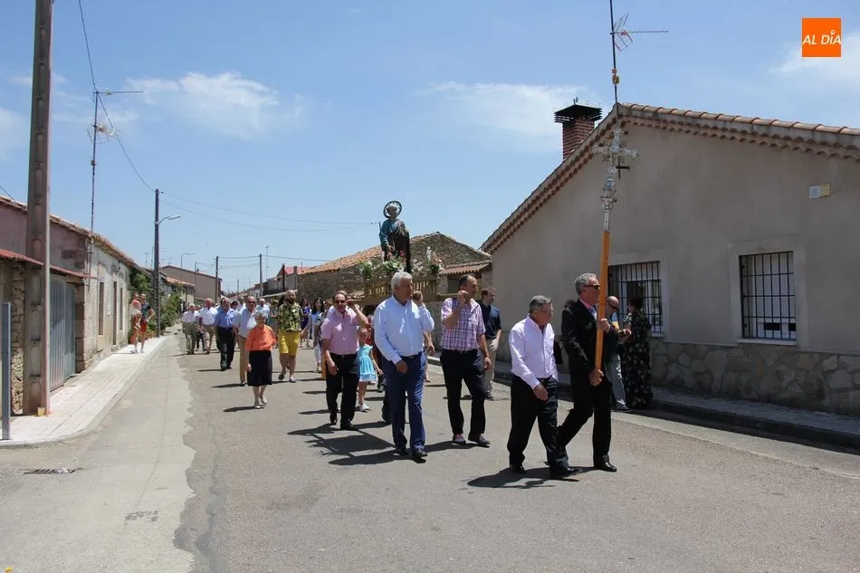 Foto 5 - San Pedro recorre las calles de Villar de Peralonso arropado por los vecinos  