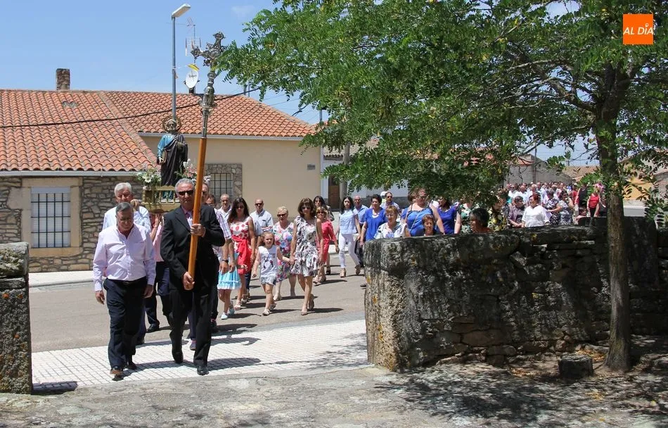 Foto 4 - San Pedro recorre las calles de Villar de Peralonso arropado por los vecinos  