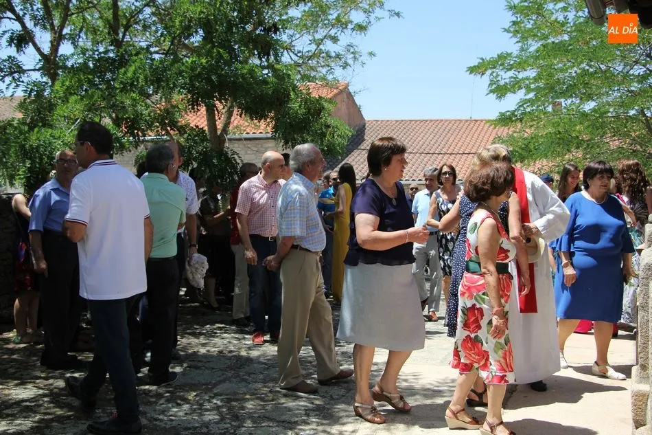 Foto 3 - San Pedro recorre las calles de Villar de Peralonso arropado por los vecinos  
