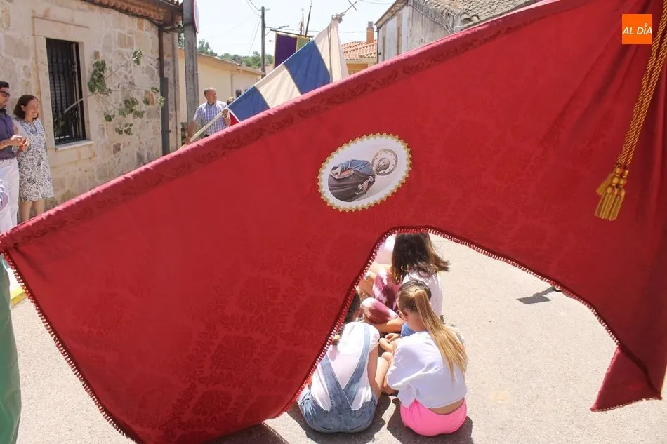 Foto 9 - Procesi&oacute;n y subasta de pendones en San Pedro del Valle en una calurosa jornada