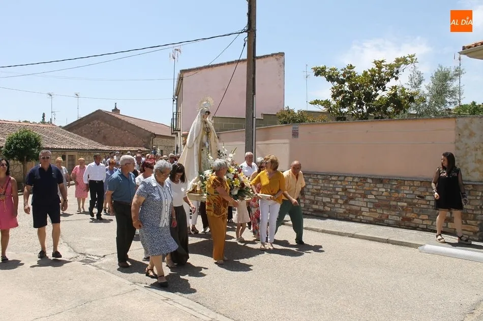 Foto 10 - Procesi&oacute;n y subasta de pendones en San Pedro del Valle en una calurosa jornada